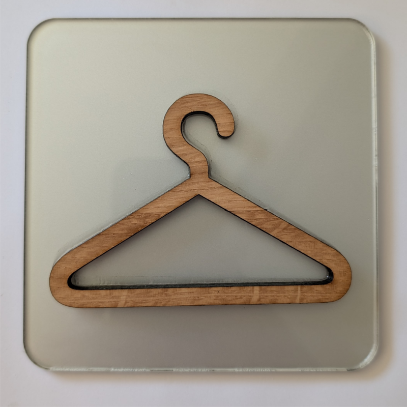 Plaque de porte Vestiaire avec cintre en bois et plexiglas