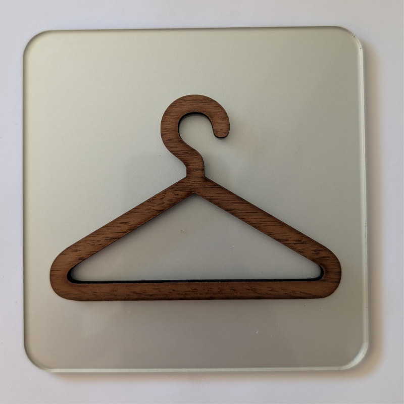 Plaque de porte Vestiaire avec cintre en bois et plexiglas