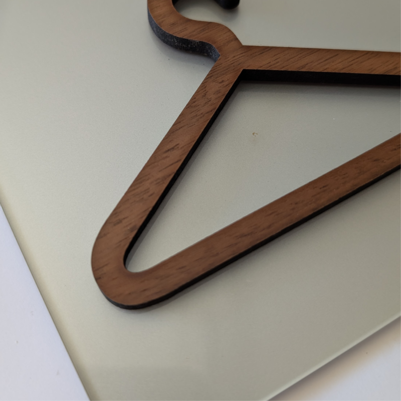 Plaque de porte Vestiaire avec cintre en bois et plexiglas