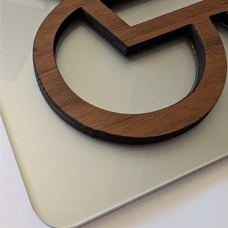 Plaque de porte PMR en bois et plexiglas