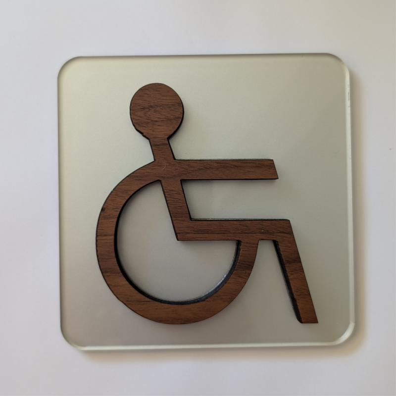 Plaque de porte PMR en bois et plexiglas