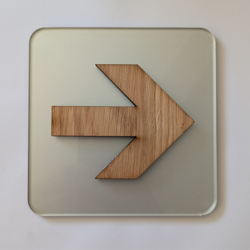 Plaque de direction avec flèche en bois et plexiglas