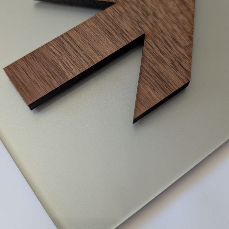 Plaque de direction avec flèche en bois et plexiglas