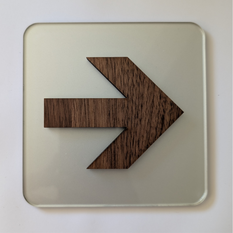 Plaque de direction avec flèche en bois et plexiglas